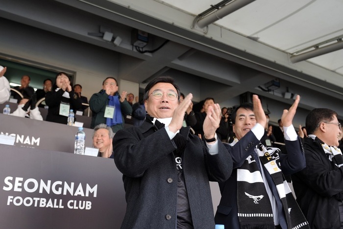 성남FC 새로운 시작! 안산그리너스FC 상대로 승리 (신상진 성남시장이 응원을 하고 있다.)