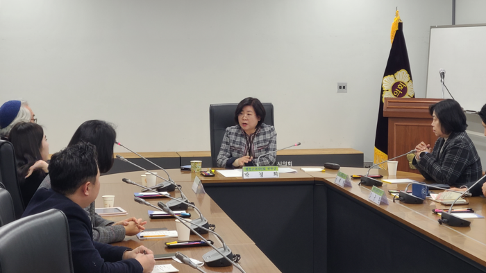 박경희 성남시의회 행정교육위원회 위원장(더불어민주당, 서현1,2동)이 위원들과 성남시 민관협치위원회 간담회를 진행하고 있다.