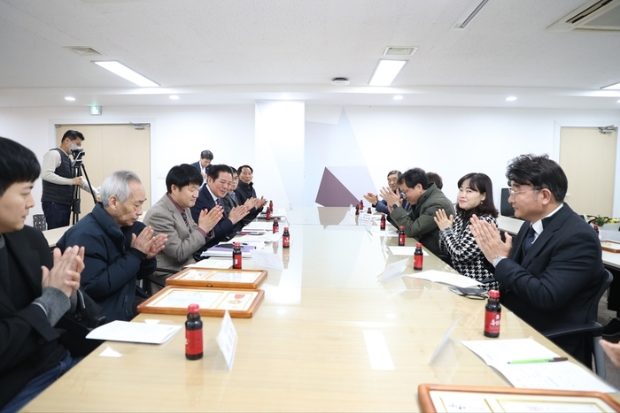 3일 안양시가 납세자의 날을 맞아 유공납세자 표창장 수여식을 열었다.