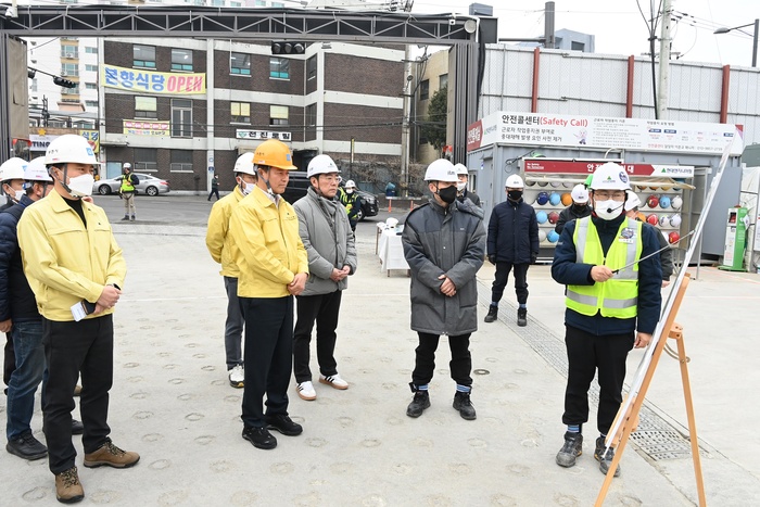 조용익 시장과 부천시 365안전센터, 공동주택과, 도로관리과 등 관련 부서가 함께 대형공사장 현장점검에 나섰다
