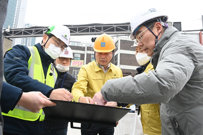 조용익 시장과 부천시 365안전센터, 공동주택과, 도로관리과 등 관련 부서가 함께 대형공사장 현장점검에 나섰다