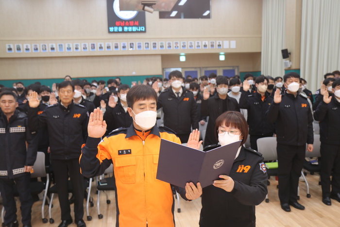 119구조대장 및 여성고충상담관이 대표로 갑질근절 선서문을 낭독하고 있다.