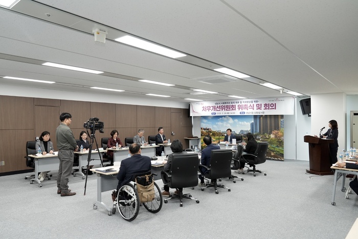 성남시는 ‘사회복지사 등의 처우개선위원회’를 구성하고, 2월 28일 오후 시청 4층 상황실에서 첫 회의를 개최했다.