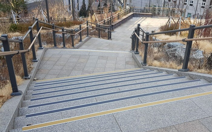 안양동초 등굣길 계단 미끄럼방지 패드 설치