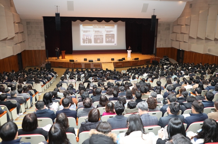 안양시는 2일 안양시청 강당에서 시 승격 50주년을 맞아 직원 결의대회를 개최했다.