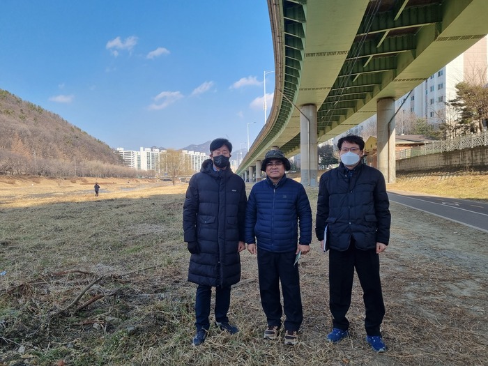 안양시의회 도시건설위원회 위원장(이재현)은 지난 24일 도시건설위원회 소속 이동훈 의원, 관계부서 공무원들과 함께 안양천 일대를 둘러보고 하천 시설물을 점검하였다.