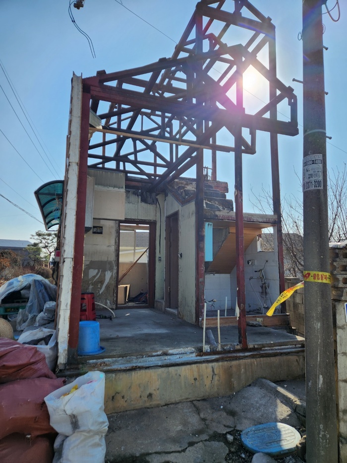 이장협의회와 주민들이 잔해 정리를 완료한 주택 내부