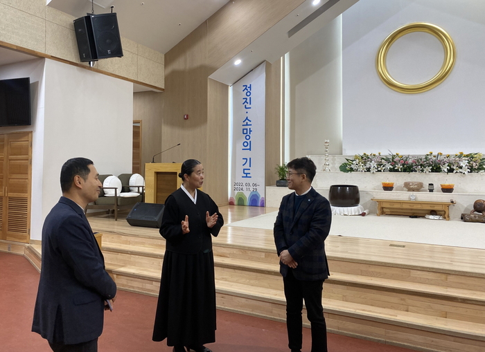 황인국 제2부시장(오른쪽)이 원불교 관계자들과 대화를 나누고 있다.