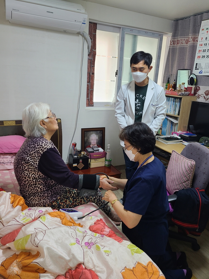 안산시(시장 이민근)는 보건복지부가 주관한 노인 의료·돌봄 통합지원 시범사업에 최종 선정됐다