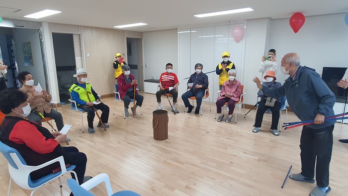 안산시(시장 이민근)는 보건복지부가 주관한 노인 의료·돌봄 통합지원 시범사업에 최종 선정됐다