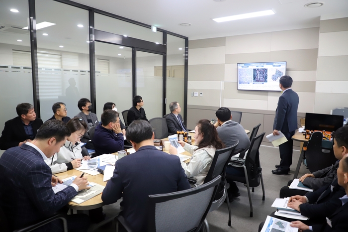 평택시의회 기획행정위원회(위원장 정일구)는 3일 시의회 2층 소회의실에서 도시재생 관련 역량 강화를 위한 특강과 도시재생사업의 현안 점검을 위한 집행부 업무보고를 진행했다.