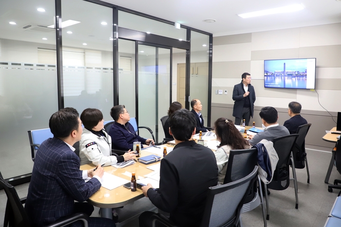 평택시의회 기획행정위원회(위원장 정일구)는 3일 시의회 2층 소회의실에서 도시재생 관련 역량 강화를 위한 특강과 도시재생사업의 현안 점검을 위한 집행부 업무보고를 진행했다.