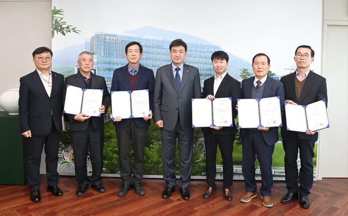 광주시는 7일 시민이 참여하는 열린 감사를 구현하기 위해 공개 모집한 제8기 신규 명예감사관 5명을 위촉했다.