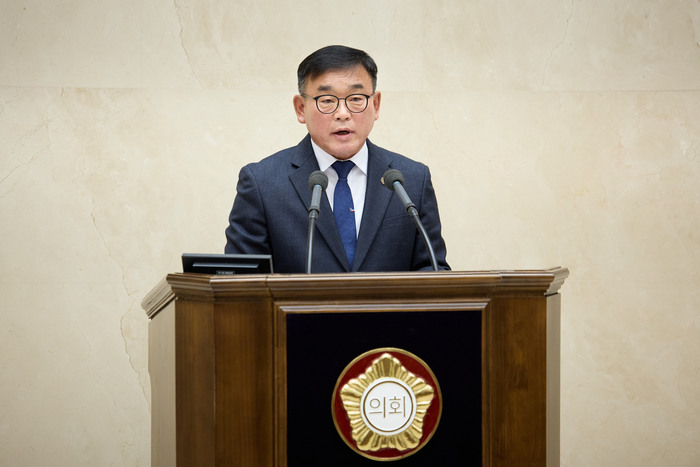 용인특례시의회(의장 윤원균)는 9일 제271회 임시회 제1차 본회의에서 윤원균 의장이 대표발의하고 전원이 찬성한 「용인시 체육회장의 부적절한 언행에 대한 사과 촉구 성명서」를 채택했다.