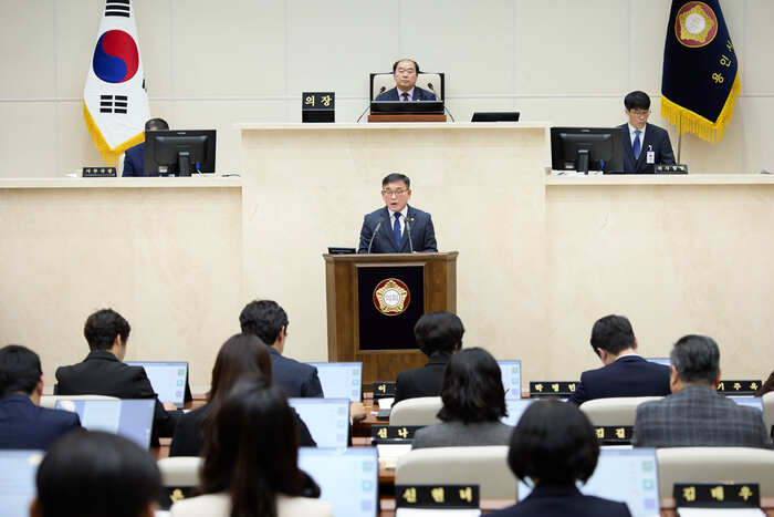 용인특례시의회(의장 윤원균)는 9일 제271회 임시회 제1차 본회의에서 윤원균 의장이 대표발의하고 전원이 찬성한 「용인시 체육회장의 부적절한 언행에 대한 사과 촉구 성명서」를 채택했다.