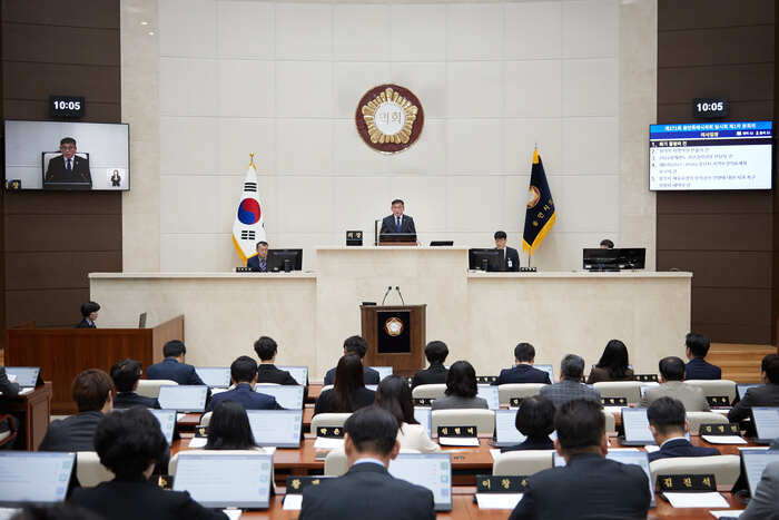 용인특례시의회(의장 윤원균)는 9일 본회의장에서 제271회 임시회 개회식과 제1차 본회의를 열었다.