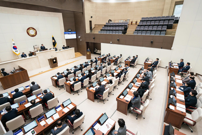 용인특례시의회(의장 윤원균)는 9일 본회의장에서 제271회 임시회 개회식과 제1차 본회의를 열었다.