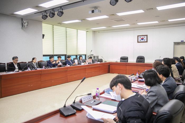 화성시의회 교육복지위원회 이해남 교육복지위원장을 비롯한 김미영 부위원장, 명미정 위원, 송선영 위원, 이용운 위원, 전성균 위원은 9일 화성시의회 대회의실에서 소관부서와의 정책간담회를 개최했다.