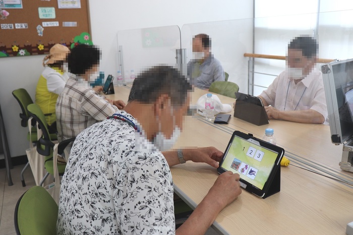 오산시(시장 이권재)는 경증 치매 어르신들을 대상으로 운영하는 쉼터 인지프로그램인 ‘오순도순 기억다락방’을 7일부터 운영한다