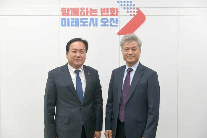 오산시(시장 이권재)는 7일 시장 집무실에서 3월 1일자로 새로 부임한 화성오산교육지원청 정광윤 교육장과 오산시 교육 현안 및 발전 과제에 대해 논의하는 간담회를 가졌다