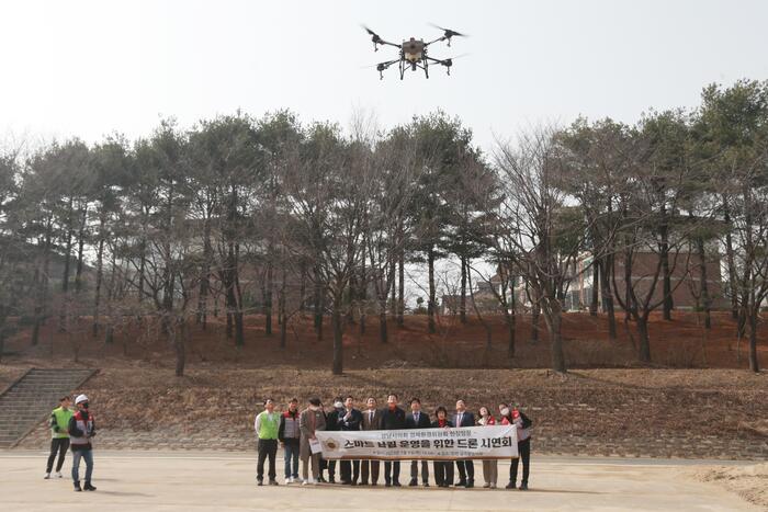 성남시의회 경제환경위원회(위원장 고병용)에서는 3월 9일 위원회 소관 부서인 푸른도시사업소 녹지과 및 생태하천과에서 추진하는 스마트 산림 운영을 위한 드론 시연 현장을 방문하였다.