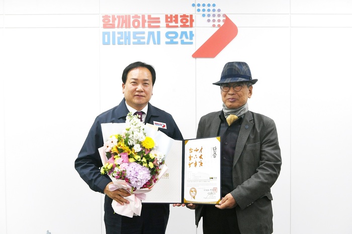 오산시는 이권재 시장이 지난 10일 시장 집무실에서 국기원의‘태권도 명예 5단증’을 수여 받았다