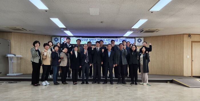 안양시 시민감사관들이 3월 10일 열린 간담회를 마치고 기념촬영을 하고 있다.