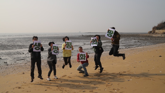 '수원군공항(수원전투비행장) 폐쇄를 위한 생명평화회의'(이하 생명평화회의)는 10일, 화성시 매향리선착장 고온리어촌계 회의실에서 워크샵을 갖고 '시민사회단체들의 논의를 거쳐 경기국제공항 사안에 대한 공식적인 대응기구가 필요하다'는데 의견을 모았다. ©