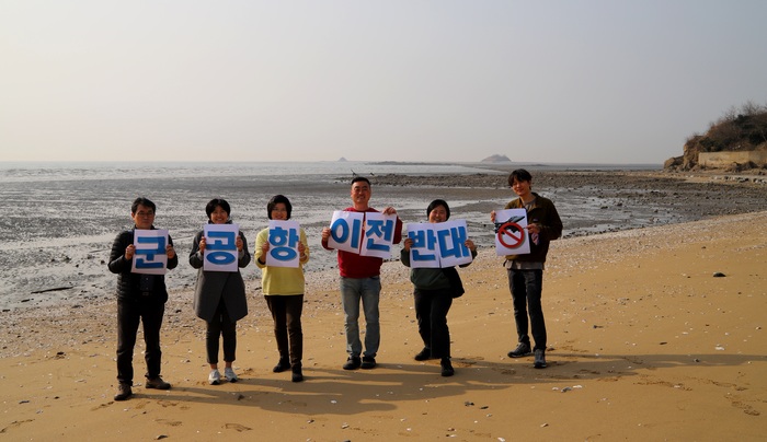 '수원군공항(수원전투비행장) 폐쇄를 위한 생명평화회의'(이하 생명평화회의)는 10일, 화성시 매향리선착장 고온리어촌계 회의실에서 워크샵을 갖고 '시민사회단체들의 논의를 거쳐 경기국제공항 사안에 대한 공식적인 대응기구가 필요하다'는데 의견을 모았다. ©