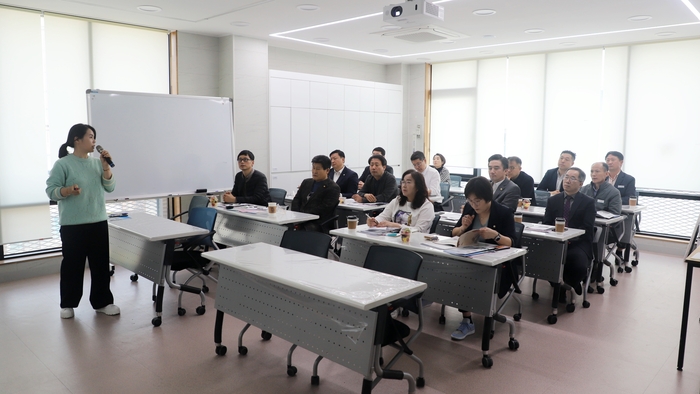 평택시의회 기획행정위원회(정일구 위원장)는 10일 평택시의 대표적인 도시재생 사례인 신평지역 도시재생 활성화사업 현장을 방문했다.