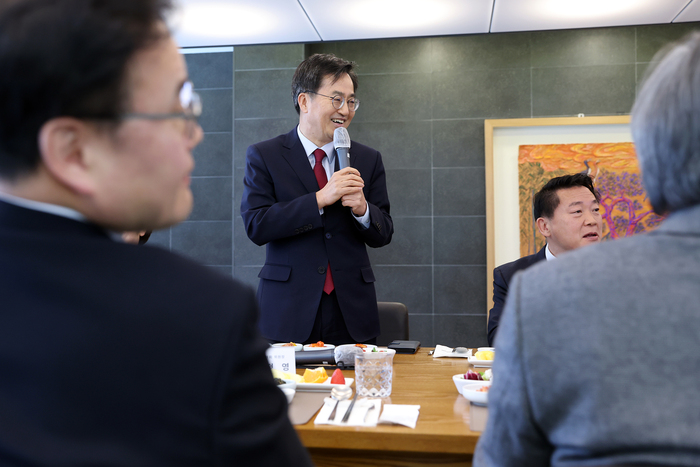 13일 오전 수원 도담소에서 열린 경기도의회 도정질문 의원 오찬 간담회에서 김동연 경기도지사가 인사말을 하고 있다.