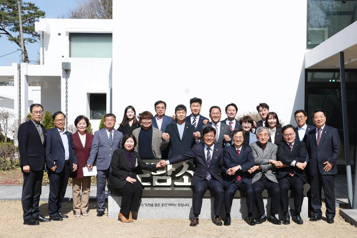 13일 오전 수원 도담소에서 김동연 경기도지사 및 제363회 임시회 및 제365회 정례회 '도정질문' 의원 등이 기념촬영을 하고 있다. ©