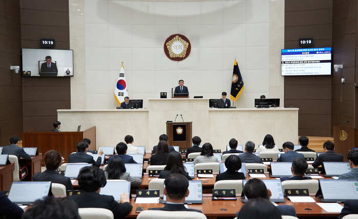 용인특례시의회(의장 윤원균)는 14일 본회의장에서 제2차 본회의를 열고 제271회 임시회를 마무리했다. ©