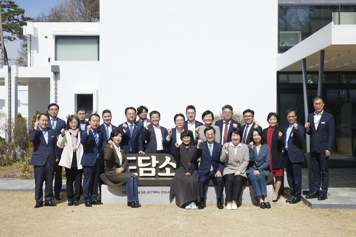 다운로드14일 오후 수원 도담소에서 김동연 경기도지사 및 경기도의회 기획재정위원회 의원 등이 기념촬영을 하고 있다.