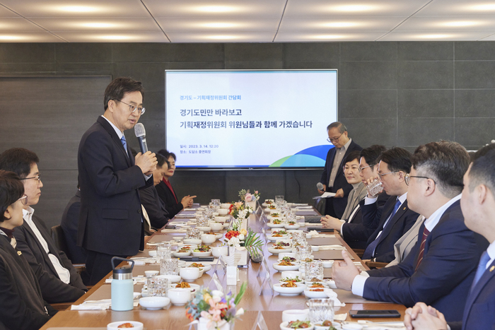 14일 오후 수원 도담소에서 열린 경기도의회 기획재정위원회 오찬 간담회에서 김동연 경기도지사가 인사말을 하고 있다.