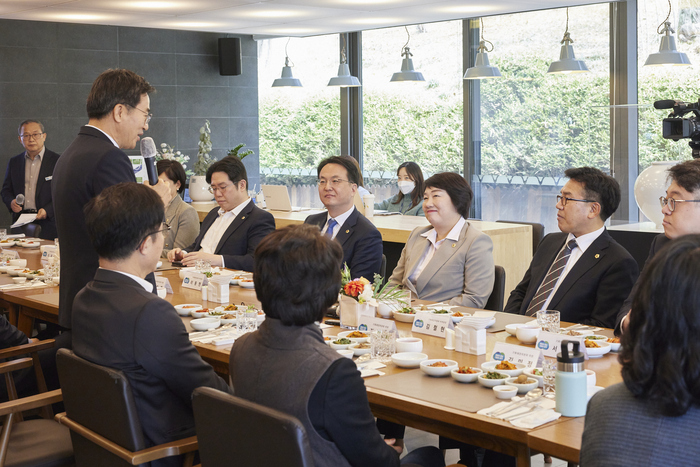 14일 오후 수원 도담소에서 열린 경기도의회 기획재정위원회 오찬 간담회에서 김동연 경기도지사가 인사말을 하고 있다.
