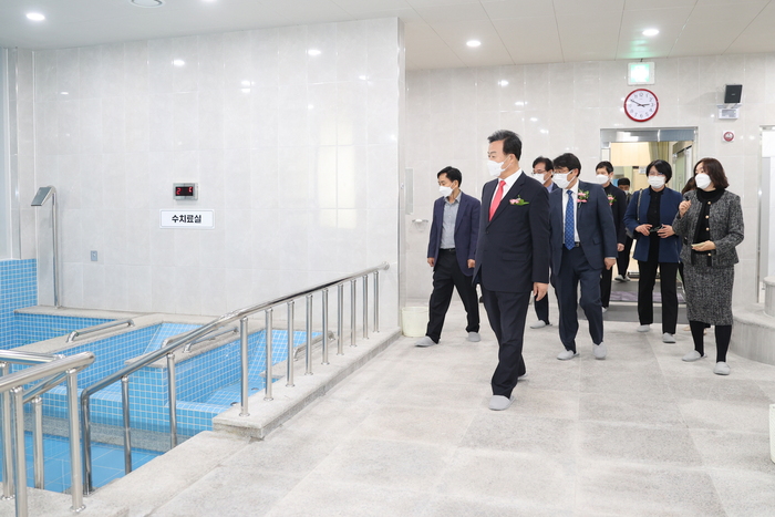 의왕시 사랑채, 아름채 노인복지관 내 노인전용목욕탕이 오는 20일부터 운영을 시작한다.