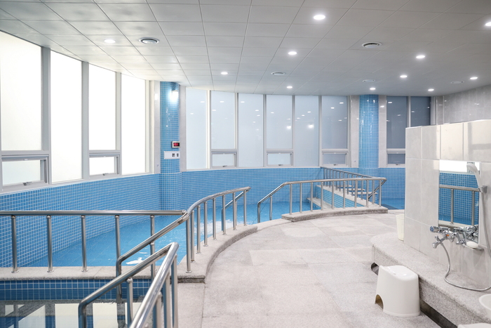 의왕시 사랑채, 아름채 노인복지관 내 노인전용목욕탕이 오는 20일부터 운영을 시작한다.