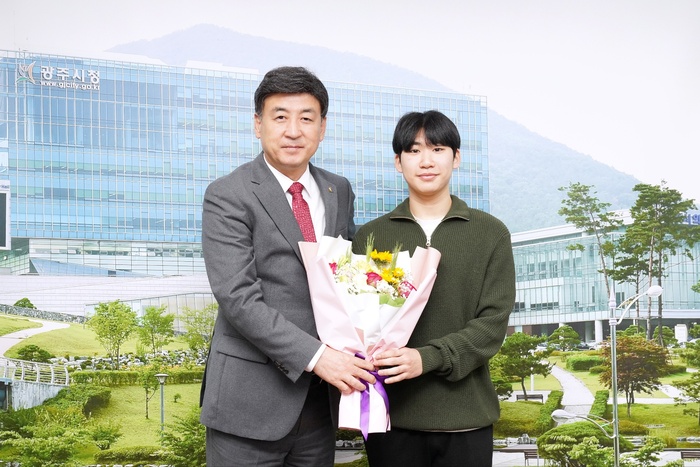 방세환 광주시장은 지난 15일 시장실에서 쇼트트랙 유망주로 주목받고 있는 김민서 선수를 초청, 격려했다.