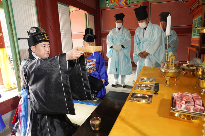 광주시(시장 방세환)는 10일 남한산성 내 숭렬전에서 ‘춘계 숭렬전 제향’을 거행했다.