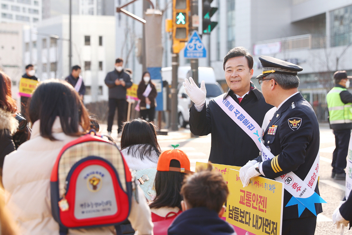 의왕시가 14일 백운호수초등학교 일대에서 의왕경찰서 및 유관단체와 합동으로 안전한 교통문화 확산을 위한 교통안전캠페인을 실시했다.