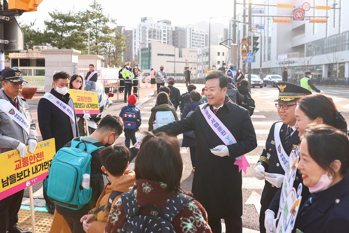 의왕시가 14일 백운호수초등학교 일대에서 의왕경찰서 및 유관단체와 합동으로 안전한 교통문화 확산을 위한 교통안전캠페인을 실시했다.