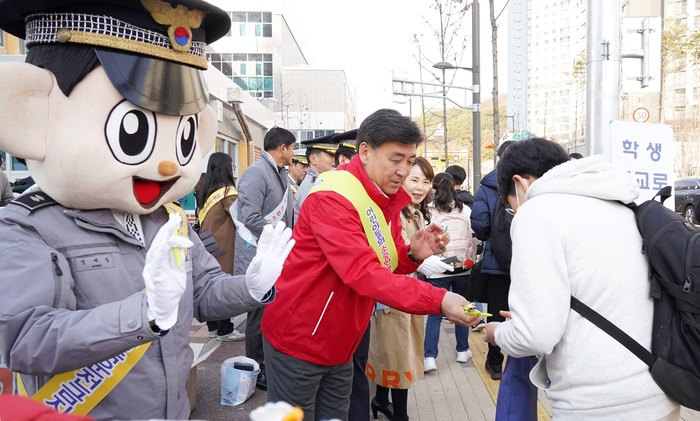 광주시(시장 방세환)는 14일 고산하늘초등학교에서 ‘등굣길 안전사고 ZERO ZONE’ 합동 캠페인을 펼쳤다.