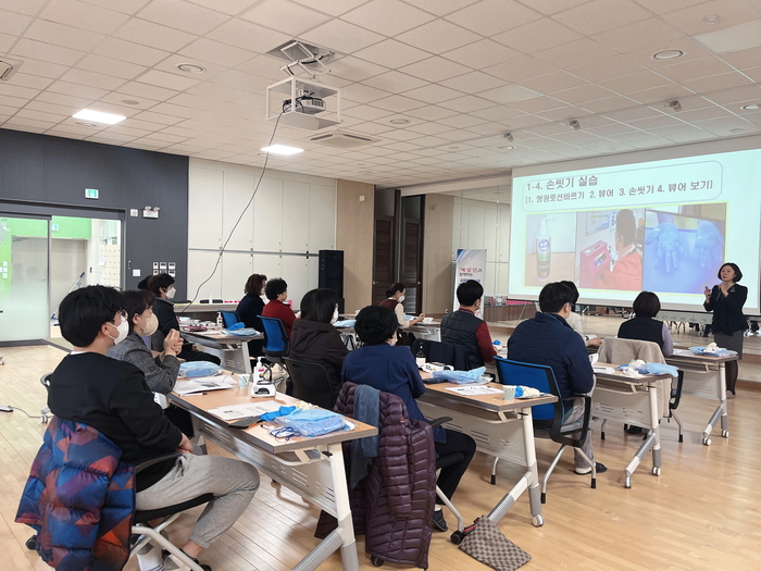 의왕시(시장 김성제)는 감염에 취약한 어르신 또는 장애인 등이 생활하는 요양시설 및 장애인시설 42곳 종사자를 대상으로 상시 감염예방관리교육을 실시한다.