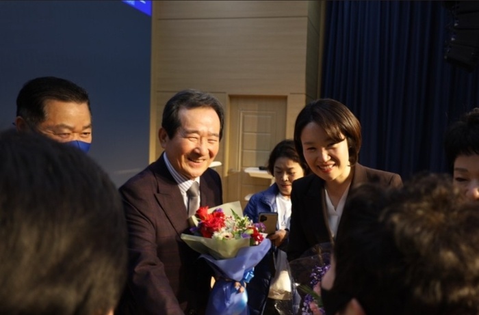 더불어민주당 경기도당 의왕과천지역위원회(위원장 이소영 국회의원)는 14일 오후 6시30분 의왕신협 본점 5층 대강당에서 당원 200여명이 참석한 가운데, 정세균 전 국무총리를 초청해 강연회를 개최했다.