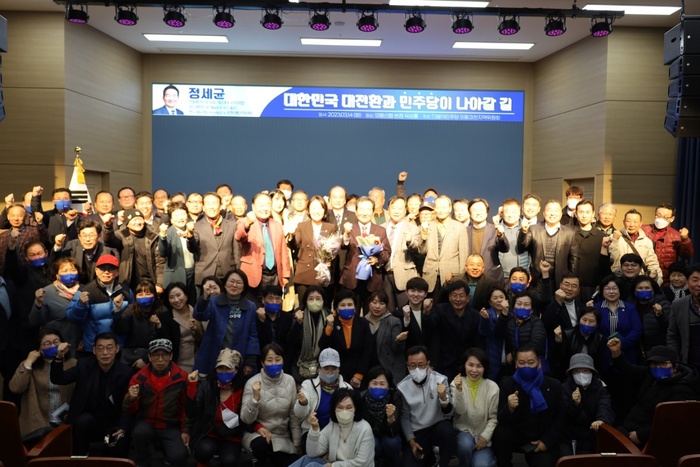 더불어민주당 경기도당 의왕과천지역위원회(위원장 이소영 국회의원)는 14일 오후 6시30분 의왕신협 본점 5층 대강당에서 당원 200여명이 참석한 가운데, 정세균 전 국무총리를 초청해 강연회를 개최했다.