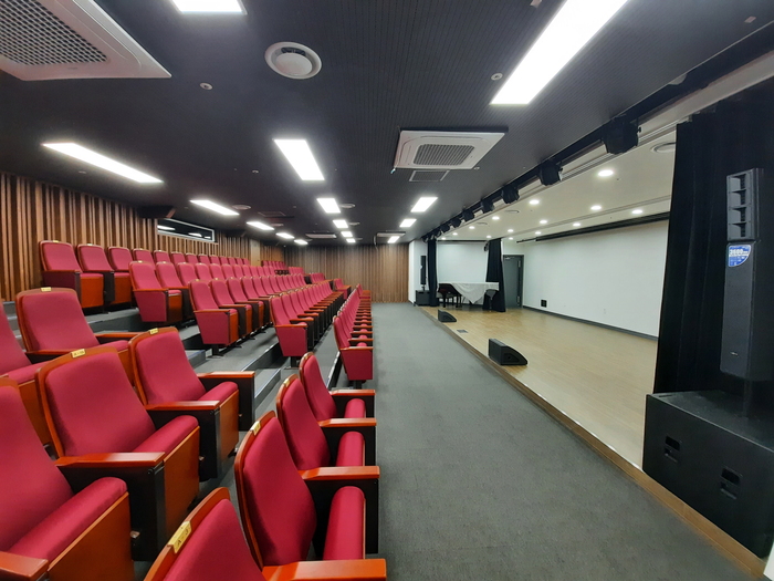 의왕시(시장 김성제)는 왕림이팝아트홀에서 예술인들이 마음껏 창작활동을 펼치고 시민들은 다양한 문화예술을 누릴 수 있도록 ‘예술이 팝팝 데이’ 보조사업자를 모집한다