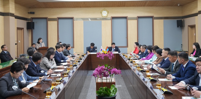평택시의회(의장 유승영)는 10일 시의회를 내방한 우호교류도시 ‘몽골 토브아이막’ 도의회 대표단을 영접했다.