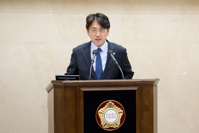 용인특례시의회 이교우 의원(더불어민주당 / 신봉동,동천동,성복동)은 14일 제271회 임시회 제2차 본회의 5분 자유발언을 통해 느티나무 도서관과 관련한 용인시의 보도자료에 대한 해명과 사과를 촉구했다.