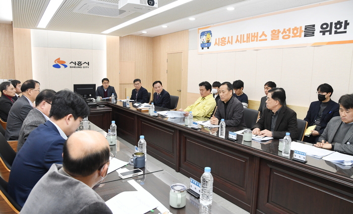 시흥시(시장 임병택)는 급격한 대중교통 여건 변화와 운수 종사자 및 이용자 부족 등으로 침체에 빠진 시내버스 업계의 변화를 도모하고 교통서비스 개선을 지원하고자 ‘시흥시 시내버스 활성화를 위한 특별위원회’ 첫 번째 회의를 지난 10일 시청 글로벌센터에서 개최했다.